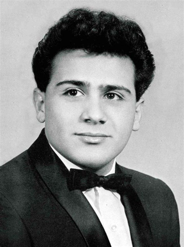 A young danny devito is the wedding celebrant Danny devito, Actors